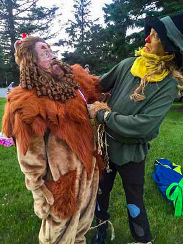 the scaracrow and the lion dressed up